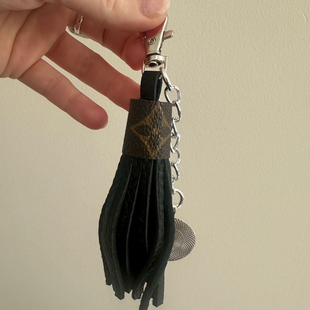 Handmade tassel keychain - Picture 6 of 6